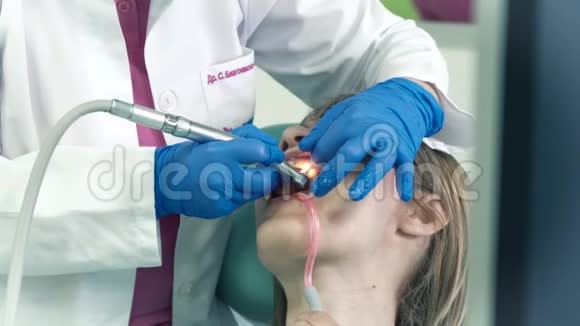 牙医检查一名女性病人视频的预览图