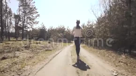 年轻女孩在早期森林慢跑4K视频的预览图