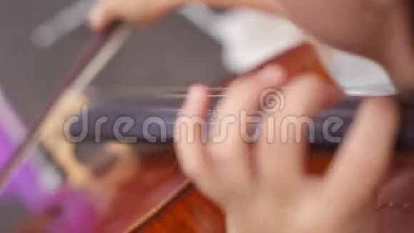 夫人的手在弹大提琴视频的预览图
