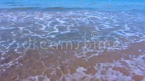 泡沫海浪在沙滩上翻滚放松的冥想场景夏天视频的预览图