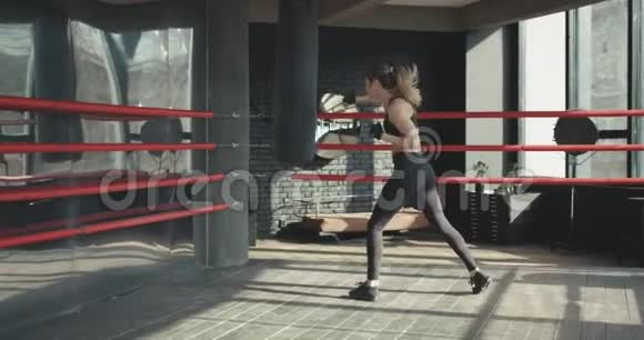 拳击手女子健身室训练沙袋猛力健身身体视频的预览图