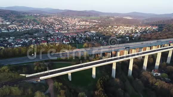 公路和铁路桥鸟瞰图视频的预览图