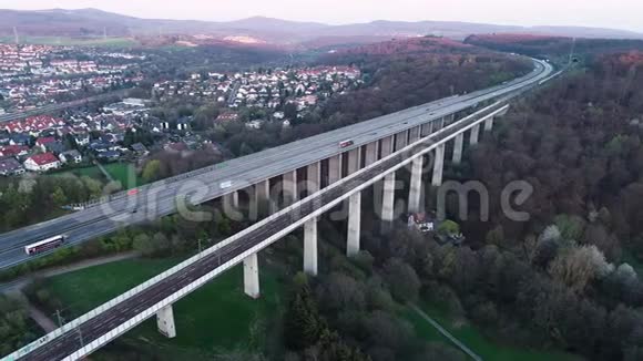 公路和铁路桥鸟瞰图视频的预览图