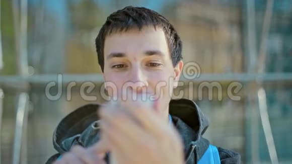 男人在电话上读留言视频的预览图