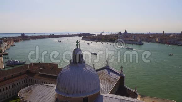 站在大教堂穹顶上的圣乔治雕像威尼斯大运河景观视频的预览图