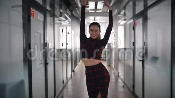 一位兴奋的商务女性在办公室走廊跳舞视频的预览图
