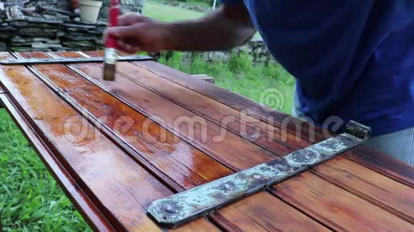 工人粉刷一扇古老的木门乡村风格的自制作品视频的预览图