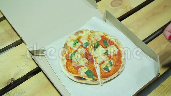 饥饿的朋友拿着一块小披萨友谊公平美味的食物视频的预览图