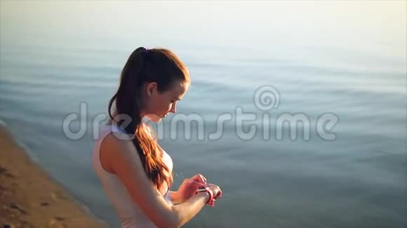 年轻女子在可穿戴智能手表电脑设备上做手势视频的预览图