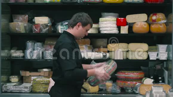 卖家在超市里挑选奶酪视频的预览图