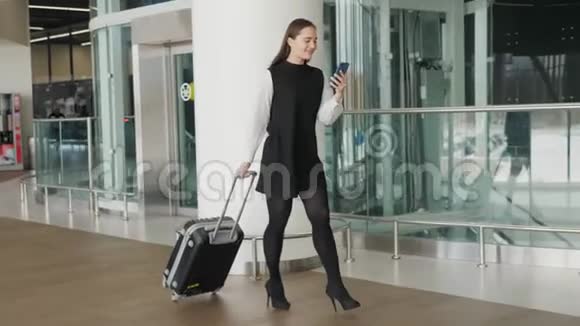 女人在机场候机楼跑步女商人商务女行李行李箱购物中心旅游概念视频的预览图
