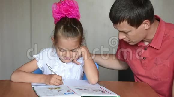波普骂他七岁的女儿是个有作业的坏女学生视频的预览图