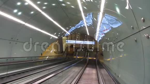现代自动扶梯下移载乘客前往地下地铁站视频的预览图