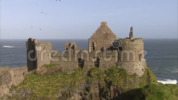 悬崖附近的爱尔兰城堡被毁视频的预览图