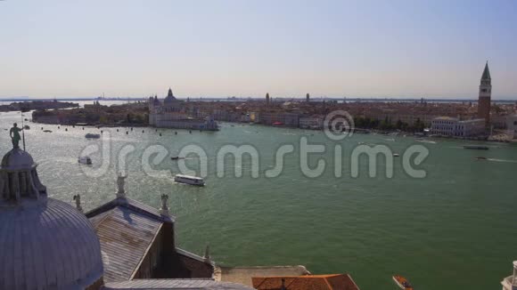 威尼斯古老的建筑建筑物和大运河的鸟瞰旅游视频的预览图