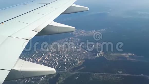 从高空飞过基辅市视频的预览图