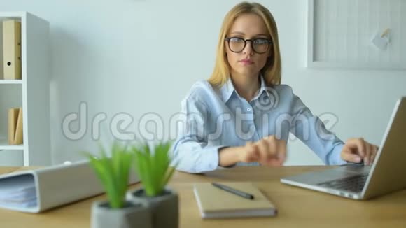 年轻女性在笔记本电脑上做笔记视频的预览图