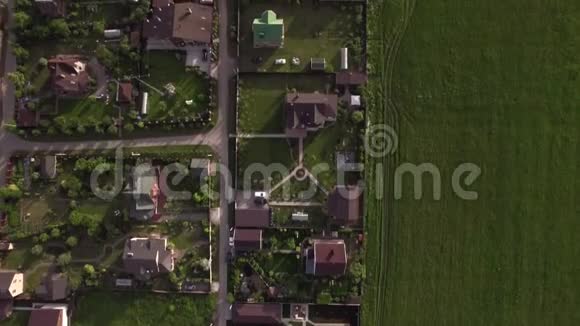 俄罗斯农村绿色庭院的鸟瞰图视频的预览图