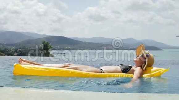 白人游客躺在泳池筏子上放松视频的预览图