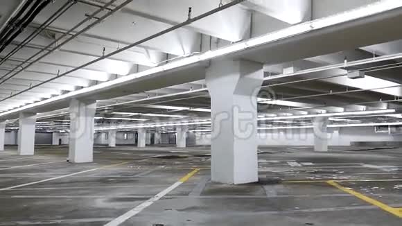 空的地下停车场视频的预览图