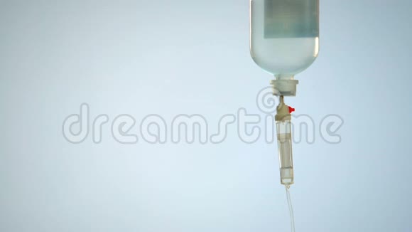 病人通过静脉输液接受药物治疗争取生命视频的预览图