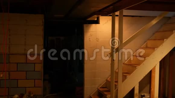 在住宅住宅的一个未完工的地下室里安装摄像机视频的预览图