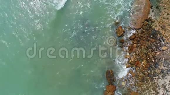 低空中飞弹飞过海浪冲击岩石视频的预览图