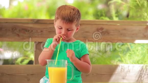 小男孩喝橙汁视频的预览图