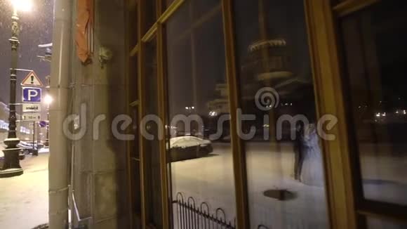 新郎新娘在冬夜城拥抱视频的预览图