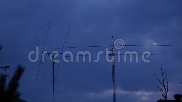 深蓝色天空背景的业余无线电天线视频的预览图