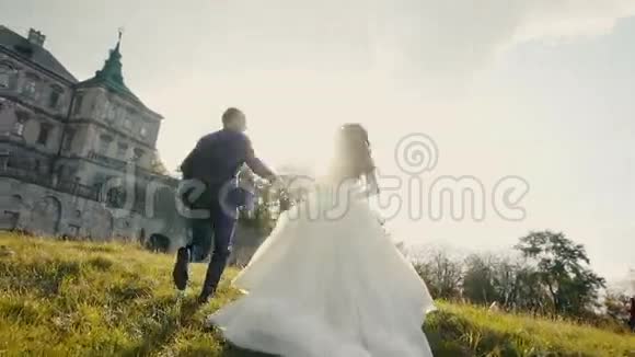 新婚夫妇跑步视频的预览图