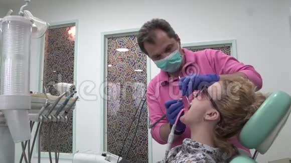 牙齿研磨模拟在牙科室视频的预览图