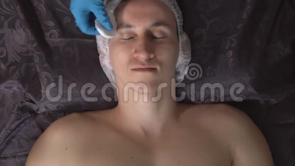在水疗中心做面部清洁的帅哥视频的预览图
