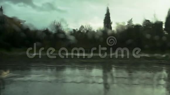 通过雨滴的汽车挡风玻璃观看道路视频的预览图