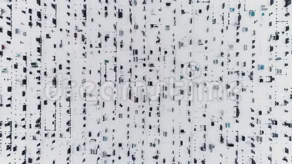 空中无人机镜头冬天飞过墓地顶部视图视频的预览图