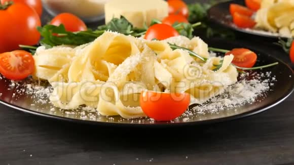 黑色盘子上面有意大利面条和帕尔马干酪视频的预览图