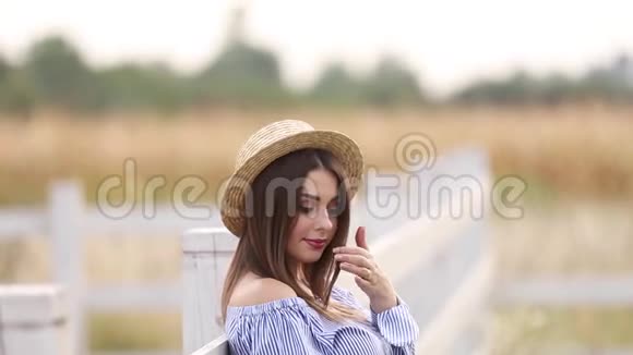 近距离观看美丽的孕妇穿着蓝色连衣裙散步听到农场微笑和快乐慢速视频视频的预览图