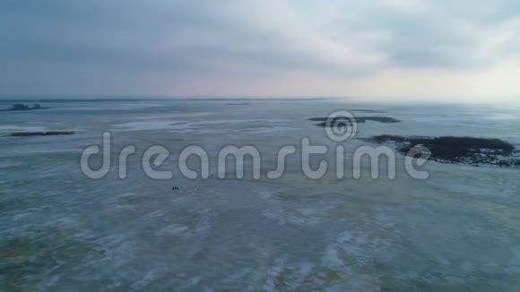 空中无人机镜头冰冻湖全景视频的预览图