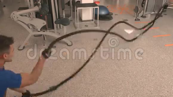 一个男人在健身房用绳子做运动视频的预览图