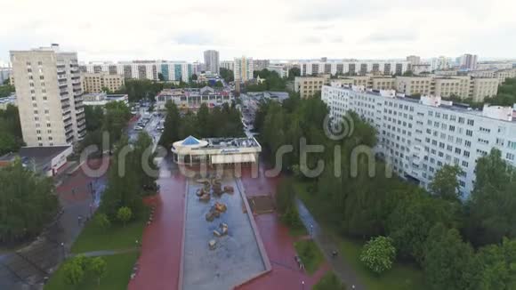 提供娱乐中心喷泉的城市广场视频的预览图