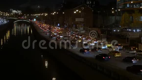时光流逝车辆在城市滨水区移动晚上的时候视频的预览图