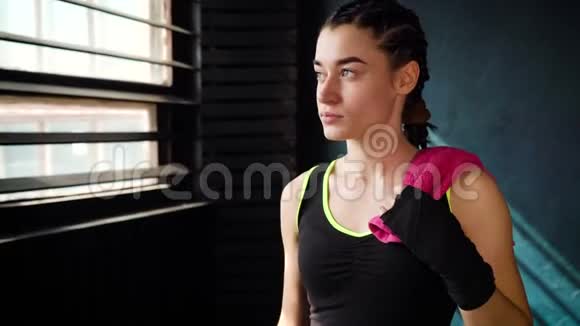 健身妇女带着毛巾在健身房休息锻炼和饮水瓶视频的预览图
