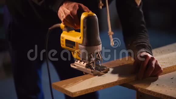 师傅正在木工车间用拼图切割木制品视频的预览图
