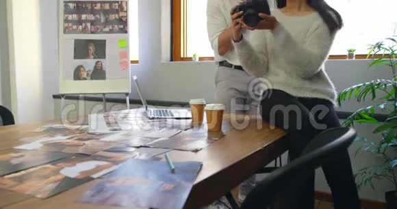 男女平面设计师讨论数码相机4k视频的预览图