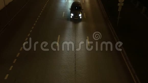 车辆在城市滨水区移动晚上的时候视频的预览图