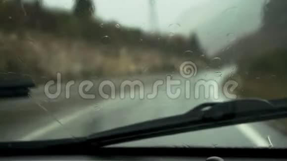 内景驾驶汽车在混凝土道路上旅行自然度假视频的预览图