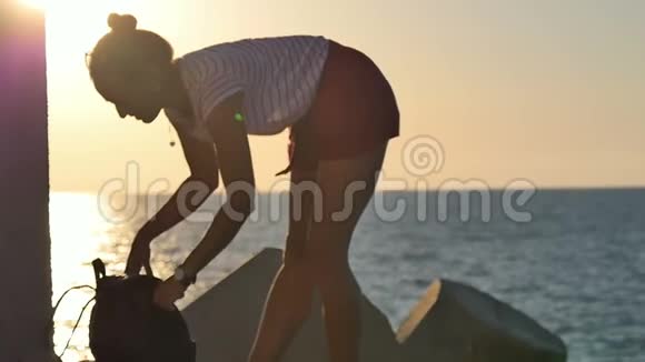 女游客在海滨背上背包视频的预览图