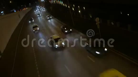 时光流逝车辆在城市滨水区移动晚上的时候视频的预览图