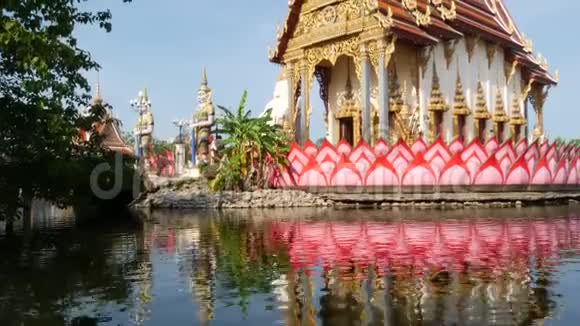亚洲寺庙附近五颜六色的雕像阳光明媚的一天两尊鲜艳的五彩佛像在观赏佛寺附近视频的预览图