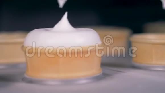 关闭晶片杯充满白色冰淇淋视频的预览图